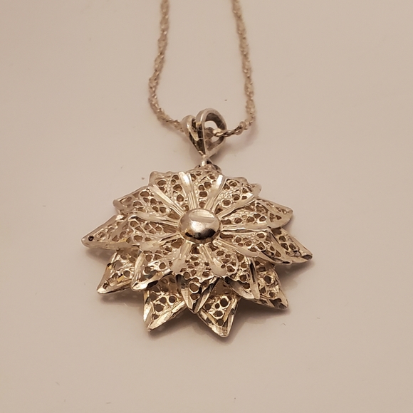 Estate Sterling Filigree Flower Pendant and Chain - Picture 10 of 11